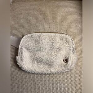 Lululemon everywhere belt bag